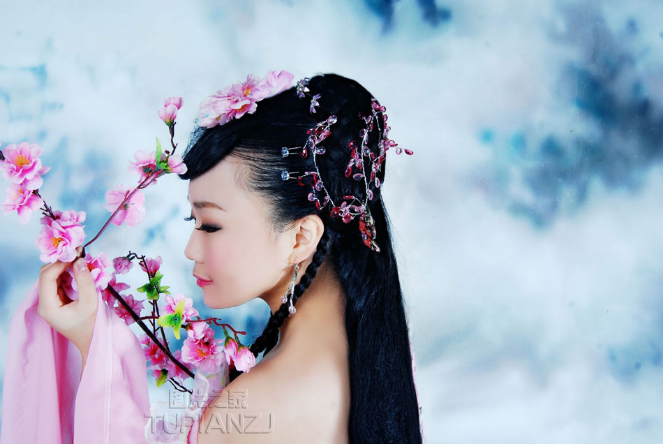 惹人怜爱清纯古装美女照 展甜美笑容