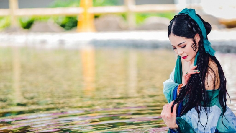 古装美女大尺度露背香肩半裸妩媚图片