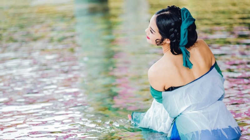 古装美女大尺度露背香肩半裸妩媚图片