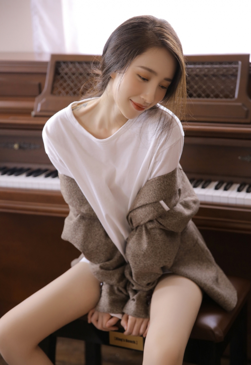 美女御姐修长美腿室内个人写真