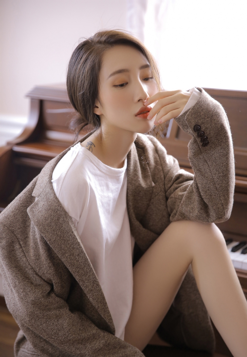 美女御姐修长美腿室内个人写真