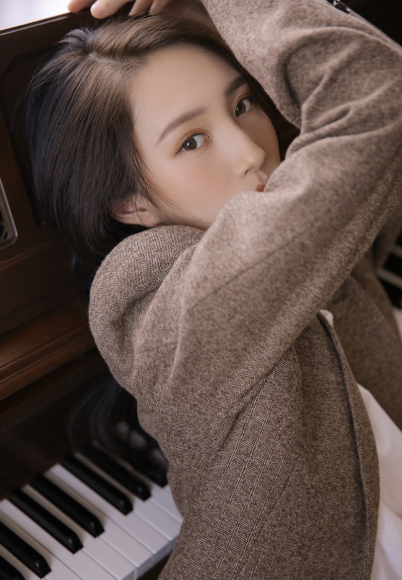 美女御姐修长美腿室内个人写真