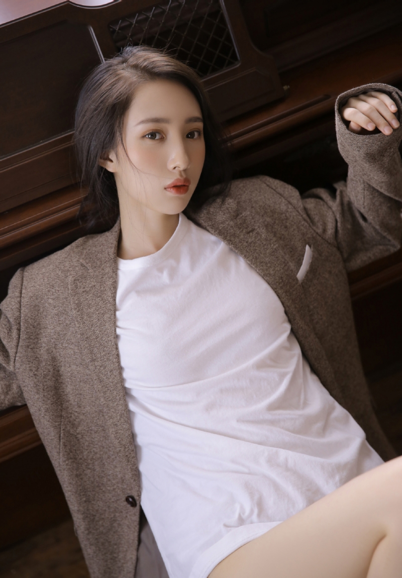 美女御姐修长美腿室内个人写真