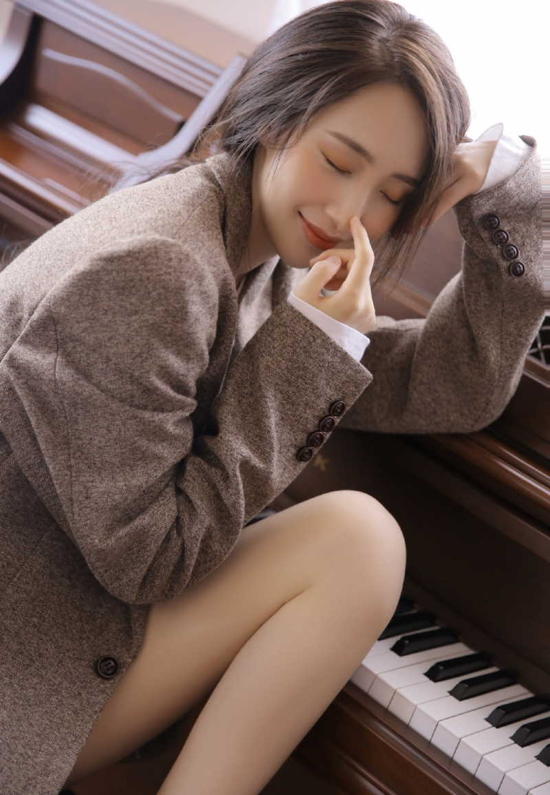 美女御姐修长美腿室内个人写真