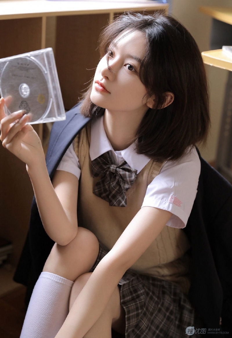 短发美女学生制服白丝美腿写真