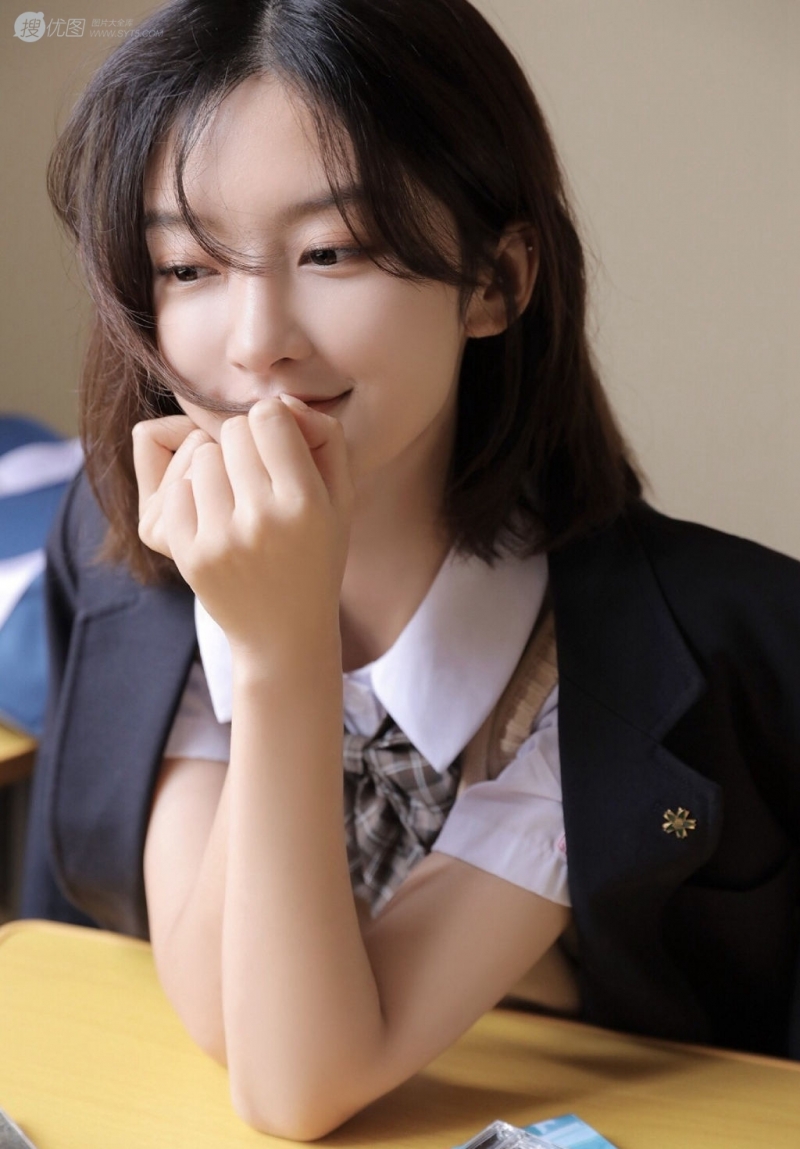 短发美女学生制服白丝美腿写真