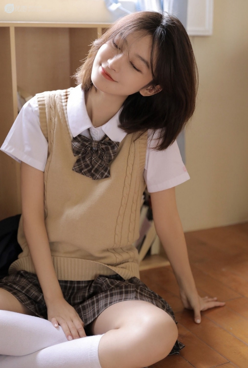 短发美女学生制服白丝美腿写真