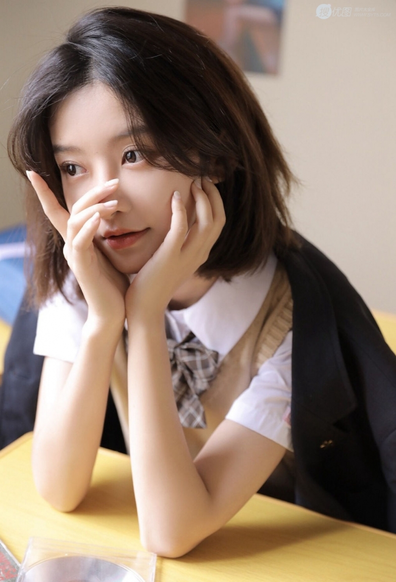 短发美女学生制服白丝美腿写真