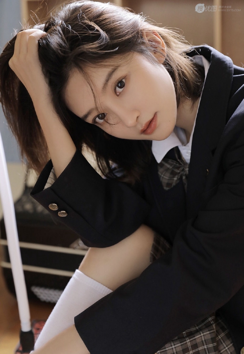 短发美女学生制服白丝美腿写真