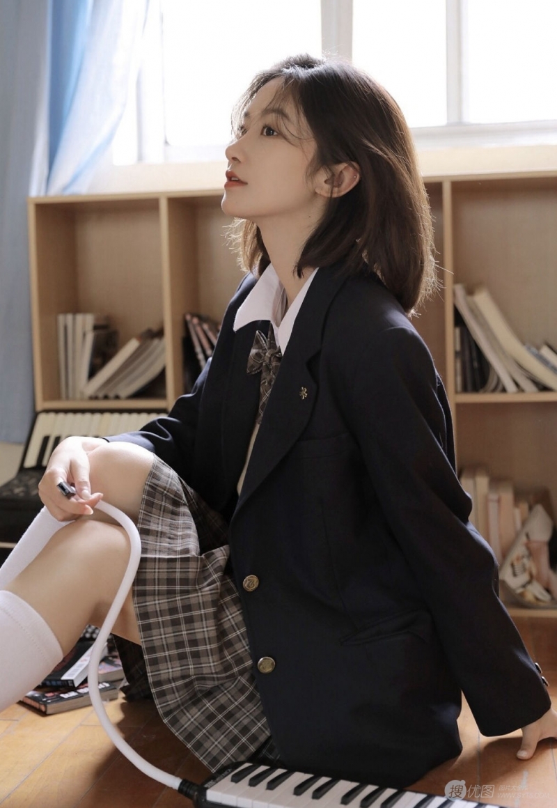 短发美女学生制服白丝美腿写真