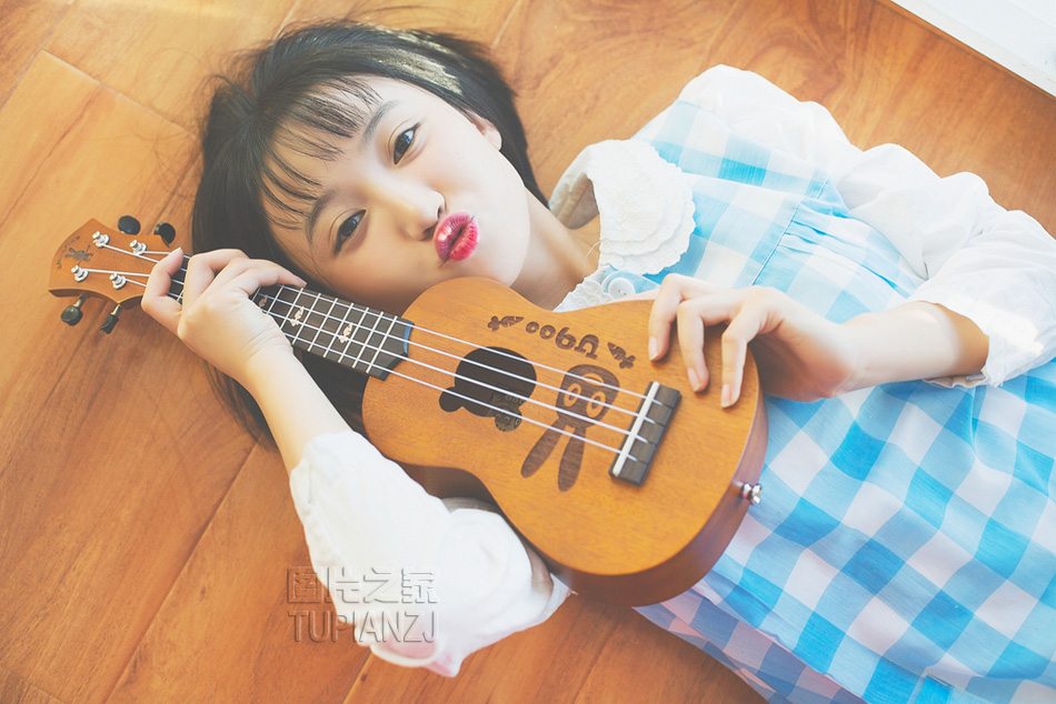 小萝莉室内甜美写真 嘟嘟嘴卖萌显俏皮