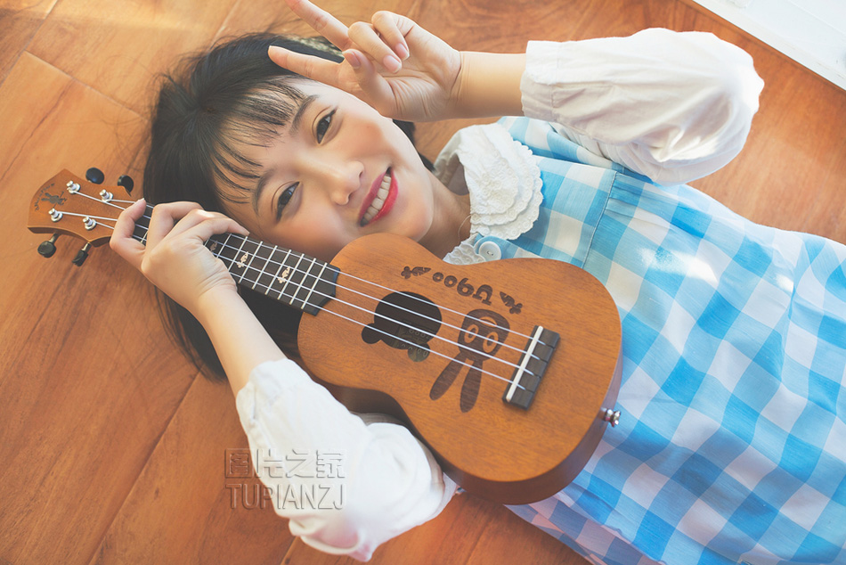 小萝莉室内甜美写真 嘟嘟嘴卖萌显俏皮