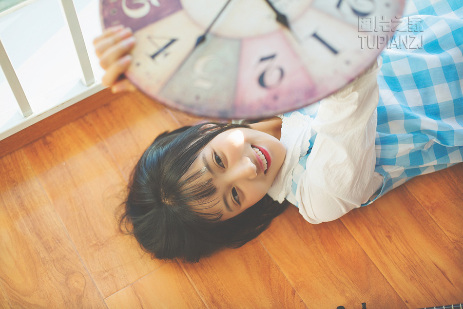 小萝莉室内甜美写真 嘟嘟嘴卖萌显俏皮