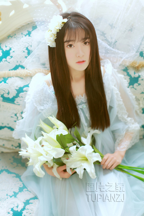 清纯美女校花居家照 香肩美艳吸眼球