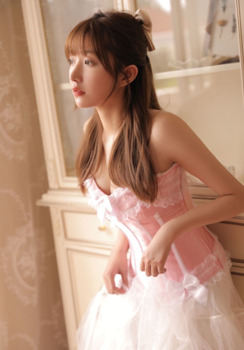 齐刘海美眉粉嫩公主裙私房写真
