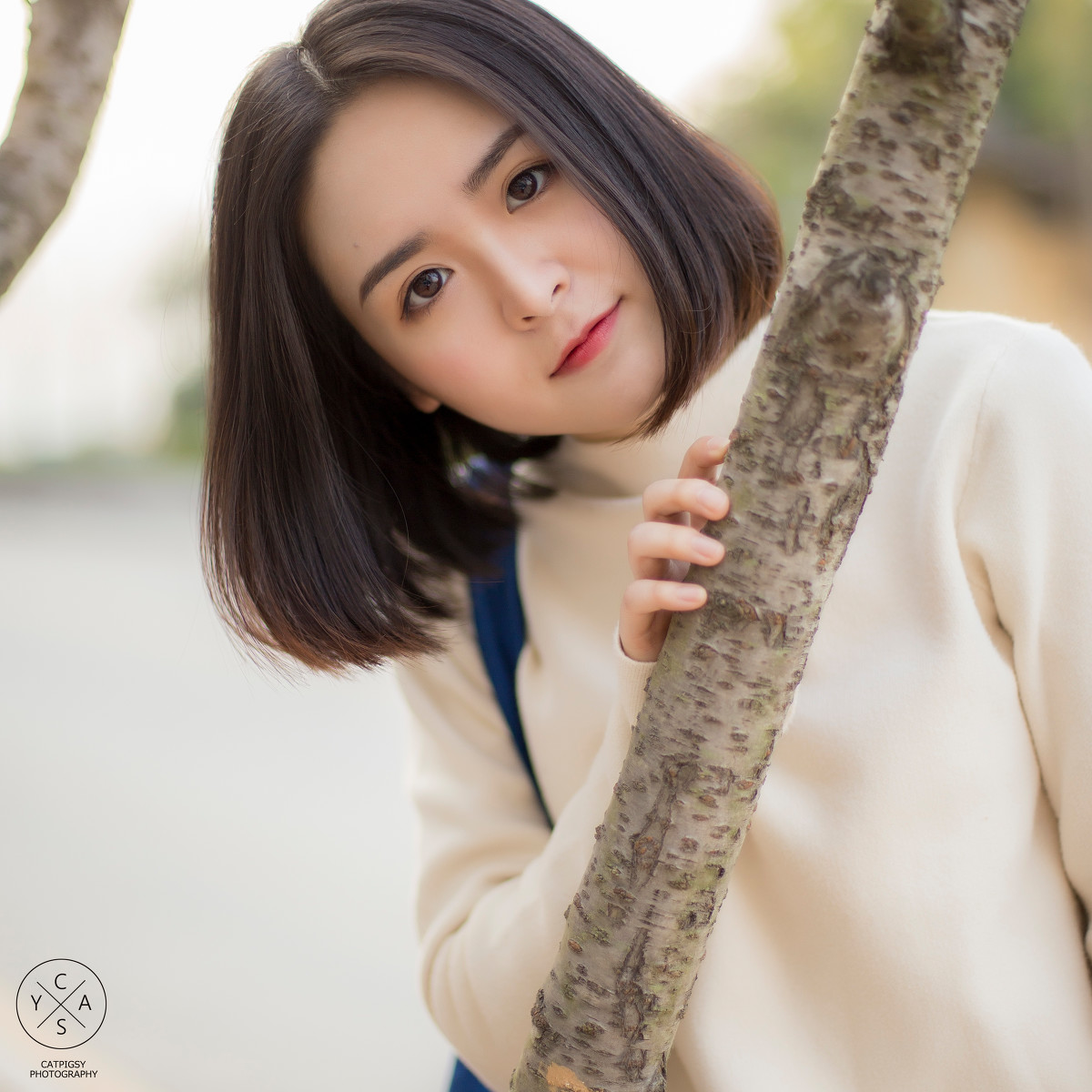 学生头短发素颜美女