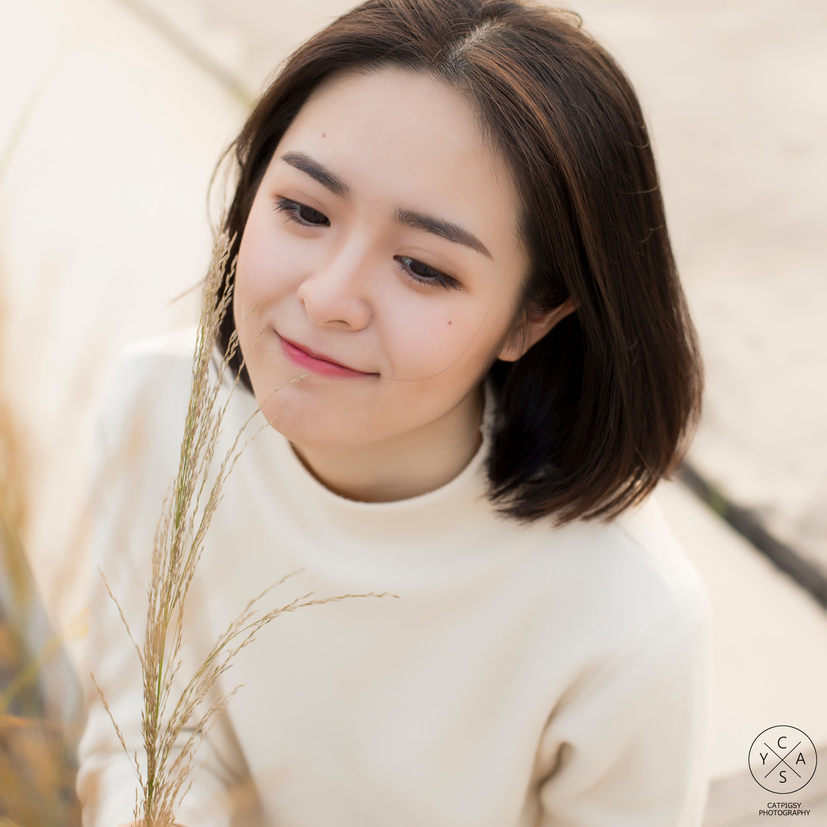 学生头短发素颜美女