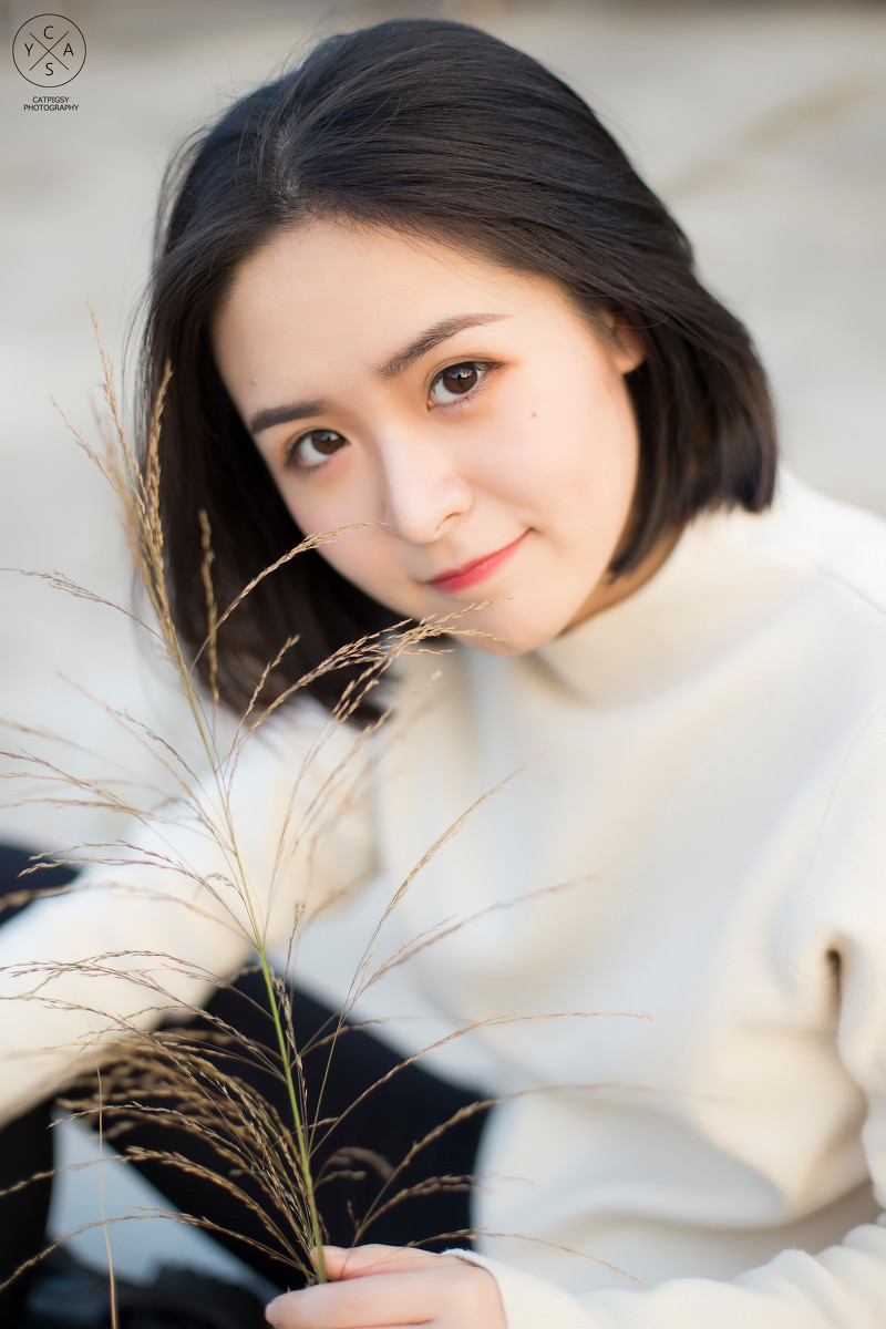 学生头短发素颜美女