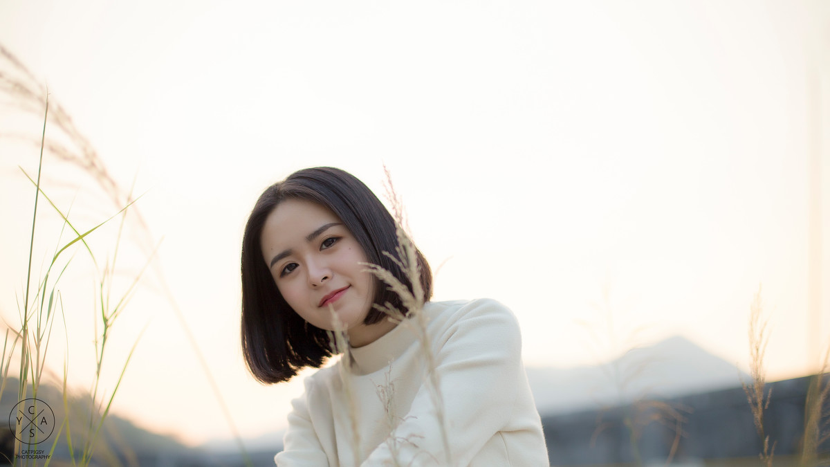 学生头短发素颜美女