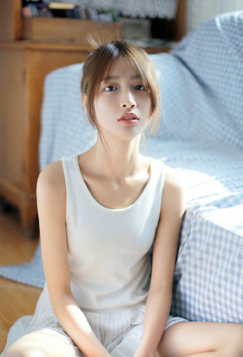 沙发上的睡衣美女清新气质写真