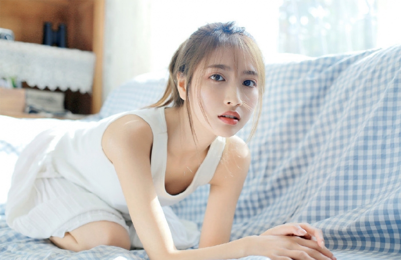 沙发上的睡衣美女清新气质写真