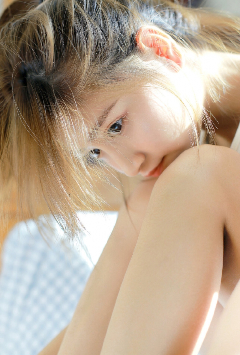 沙发上的睡衣美女清新气质写真