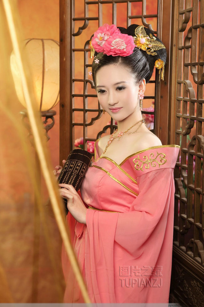 粉嫩女子端正优雅古装大片