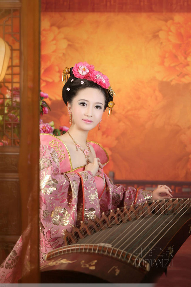 粉嫩女子端正优雅古装大片