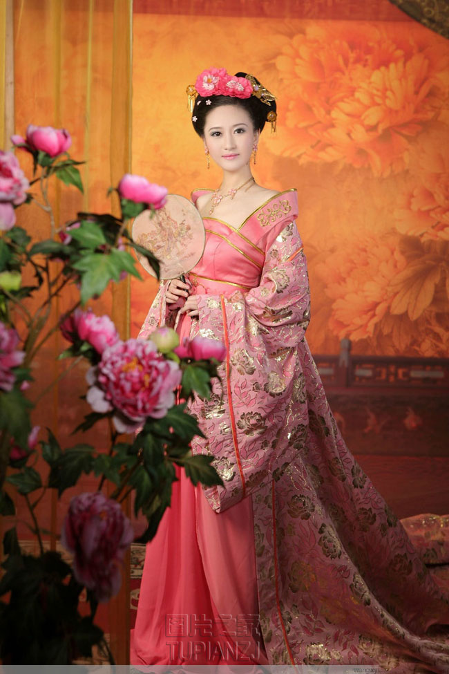 粉嫩女子端正优雅古装大片