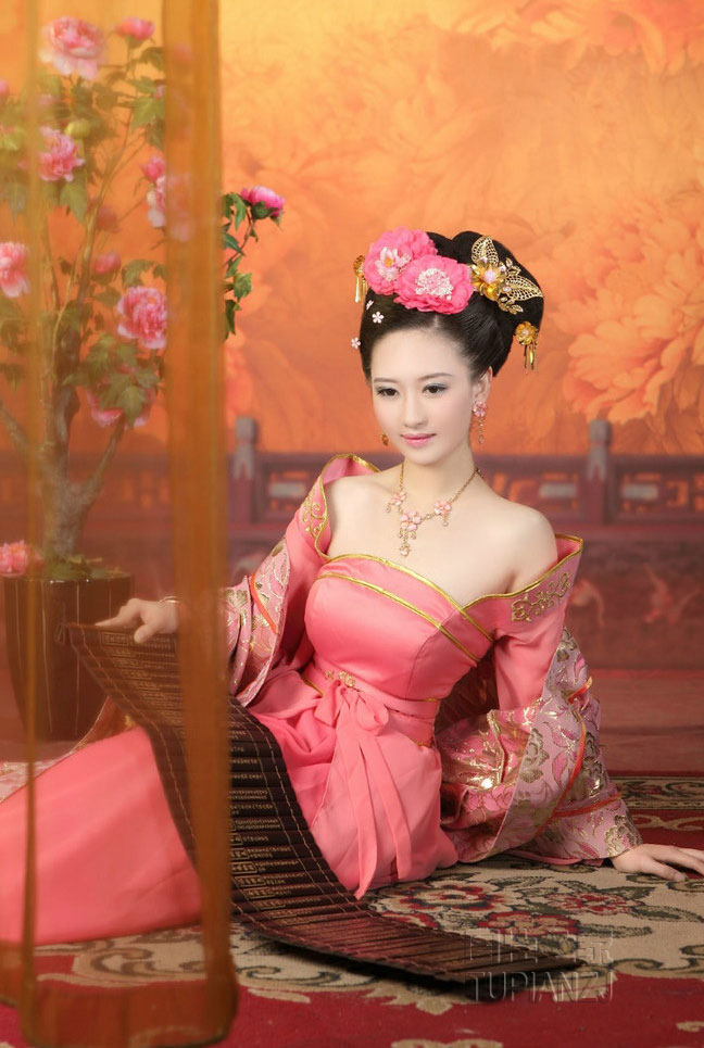 粉嫩女子端正优雅古装大片