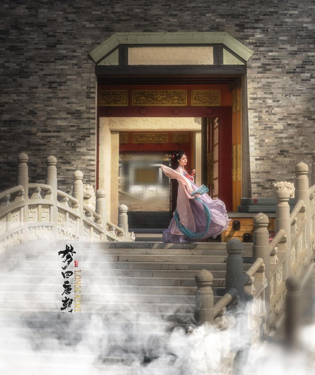 汉服少女衣着暴露奢华古风摄影图片