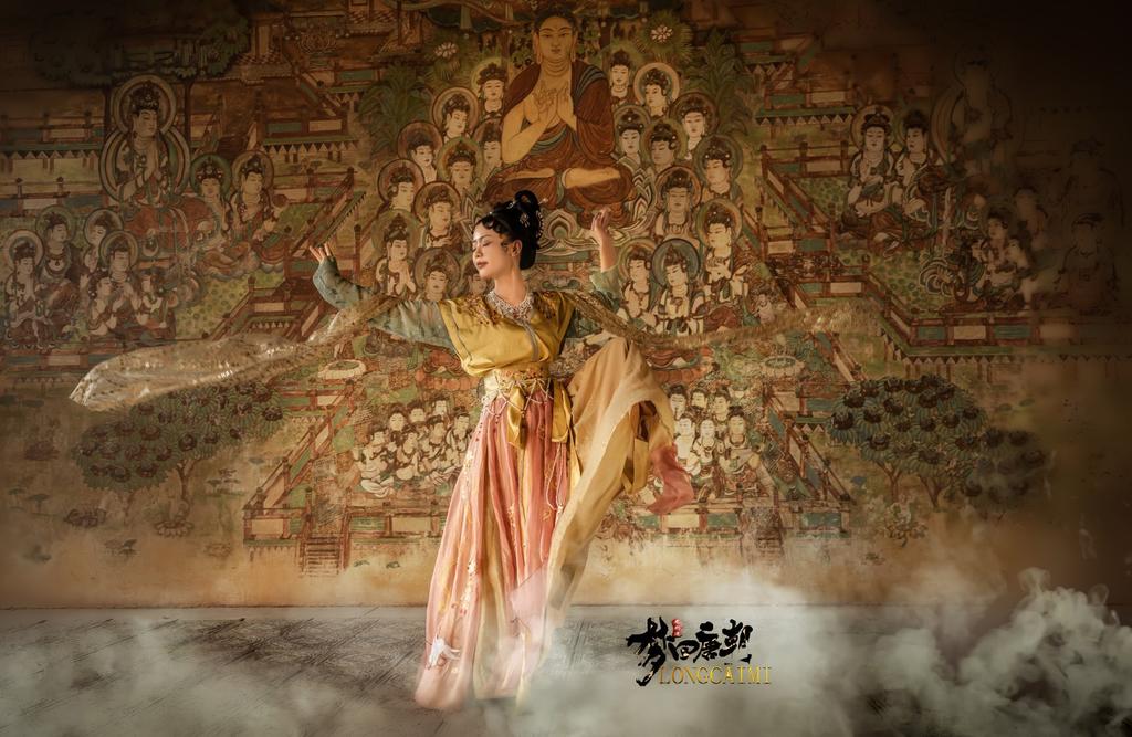 汉服少女衣着暴露奢华古风摄影图片