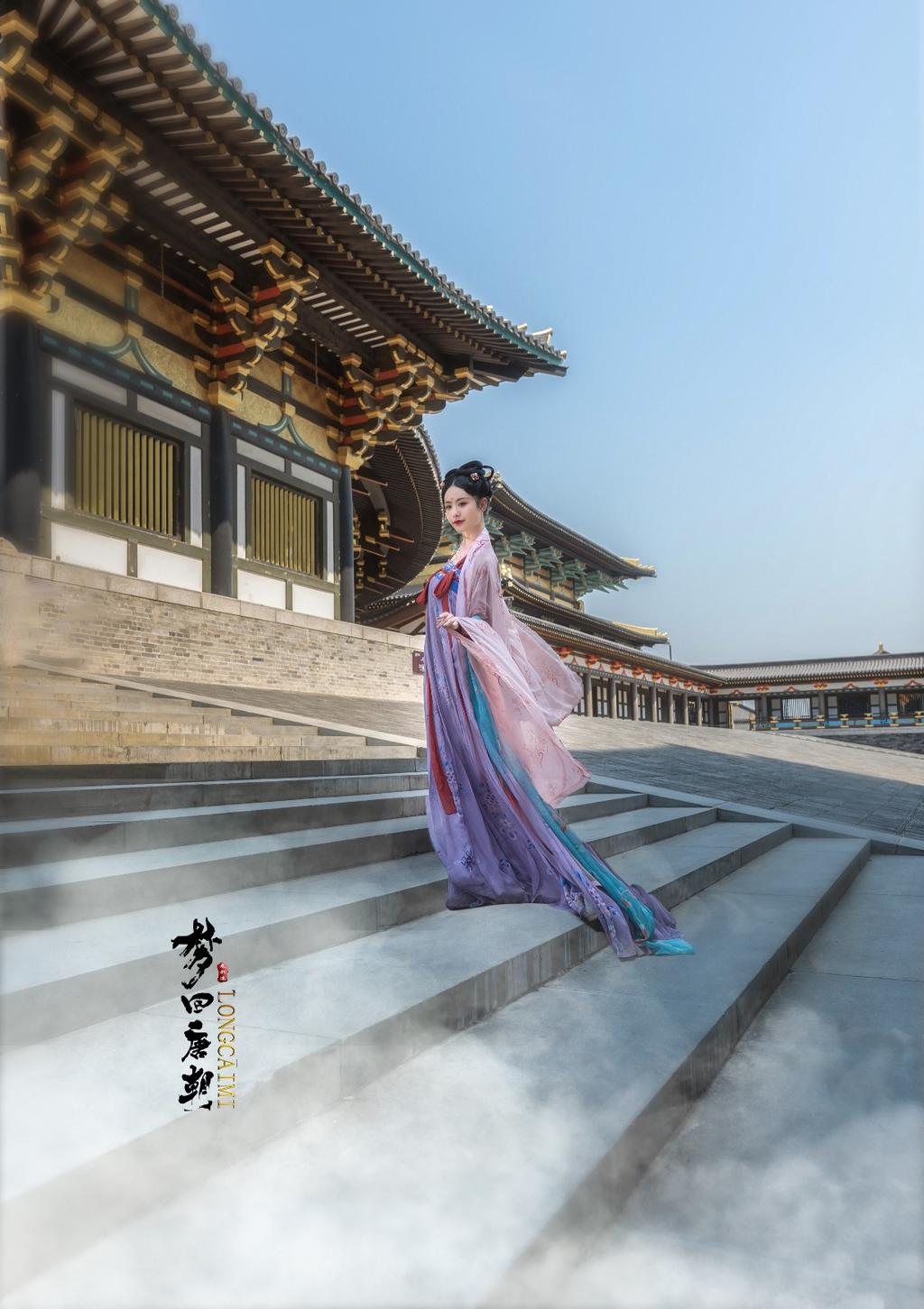 汉服少女衣着暴露奢华古风摄影图片