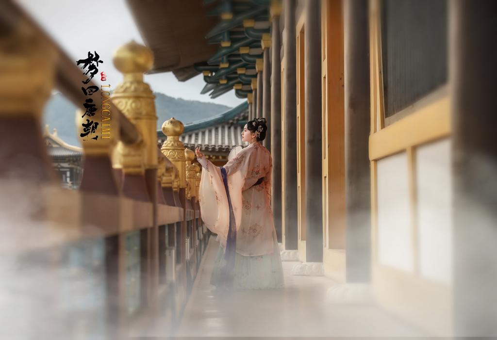 汉服少女衣着暴露奢华古风摄影图片