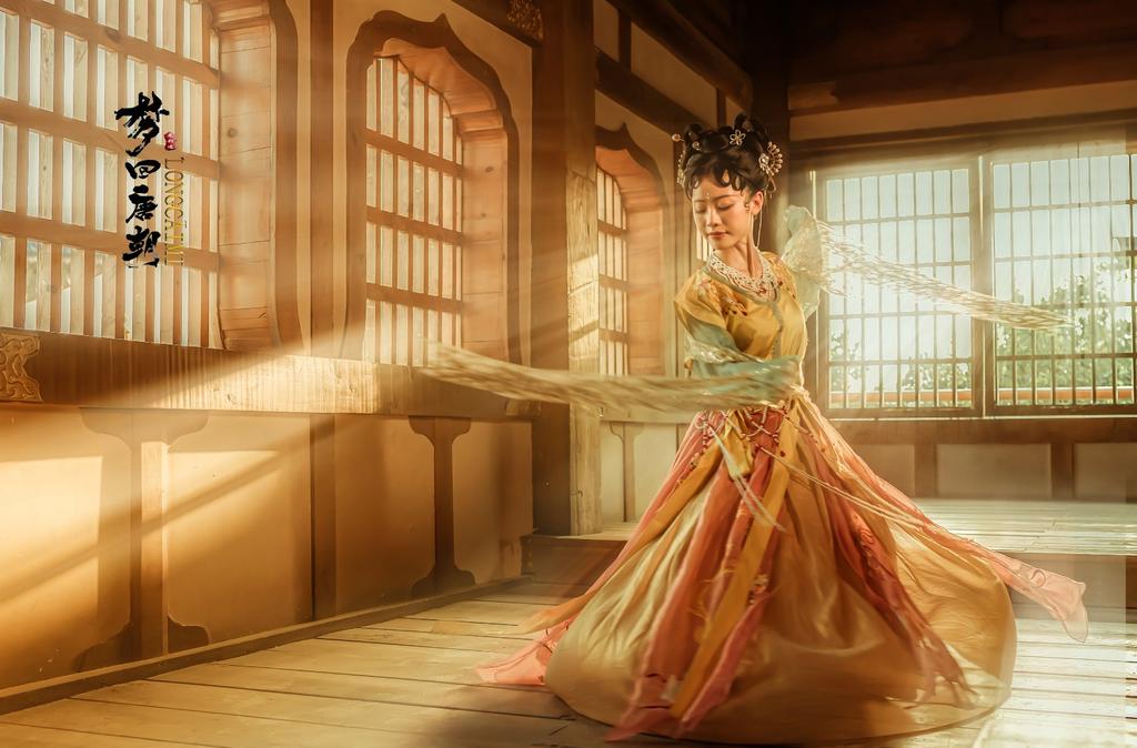 汉服少女衣着暴露奢华古风摄影图片