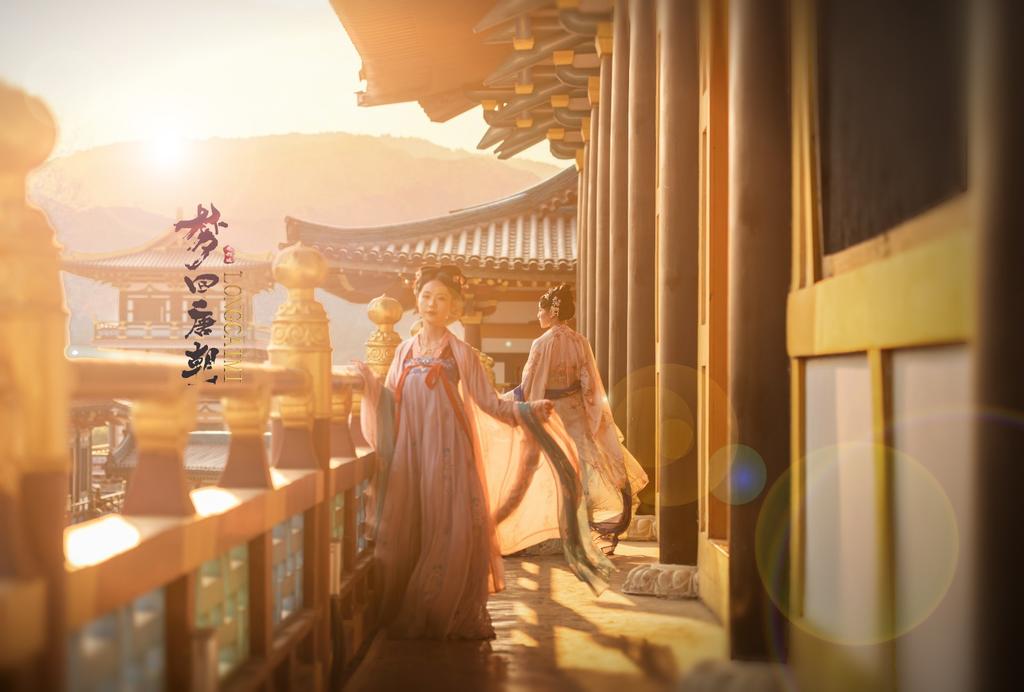 汉服少女衣着暴露奢华古风摄影图片