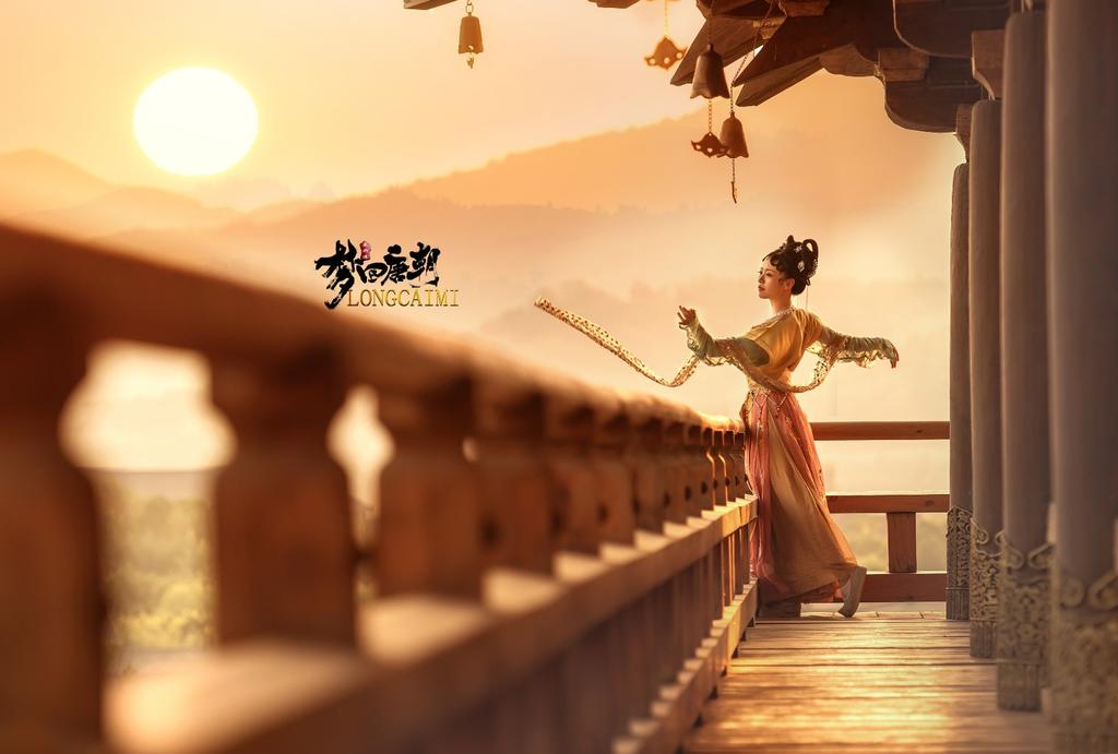 汉服少女衣着暴露奢华古风摄影图片