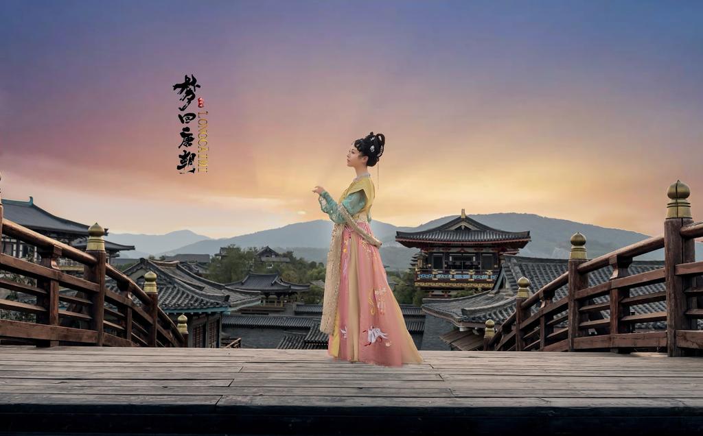 汉服少女衣着暴露奢华古风摄影图片