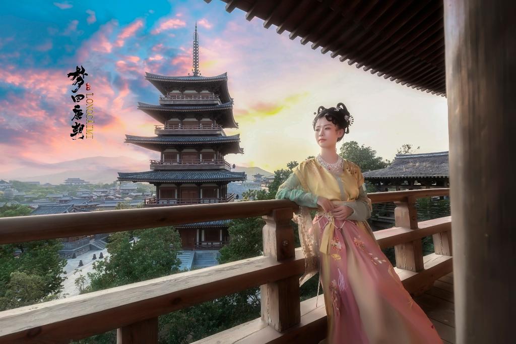 汉服少女衣着暴露奢华古风摄影图片