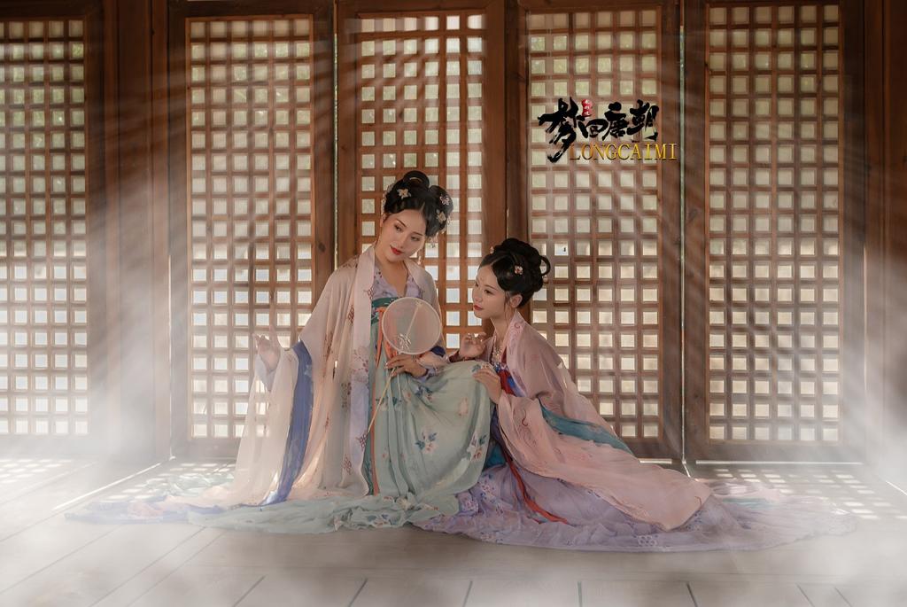 汉服少女衣着暴露奢华古风摄影图片