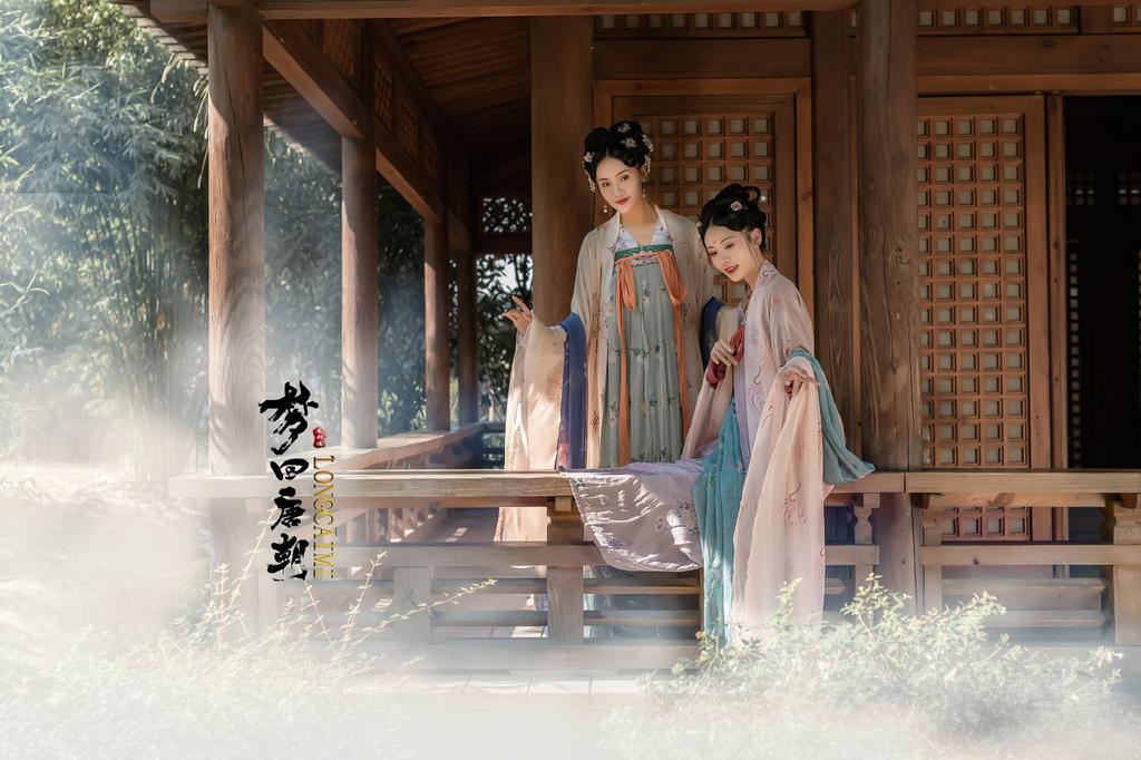 汉服少女衣着暴露奢华古风摄影图片