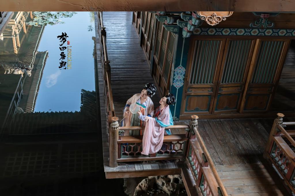 汉服少女衣着暴露奢华古风摄影图片