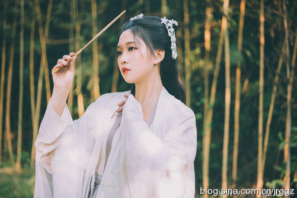 古装美女户外唯美古风图片