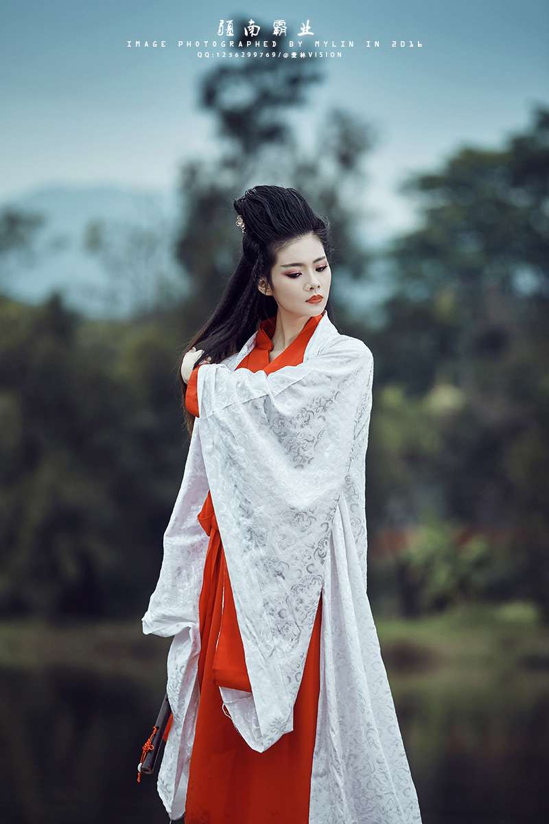 气质美女放荡不羁霸气高冷古装摄影写真