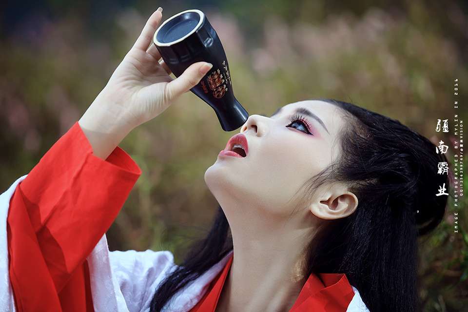 气质美女放荡不羁霸气高冷古装摄影写真