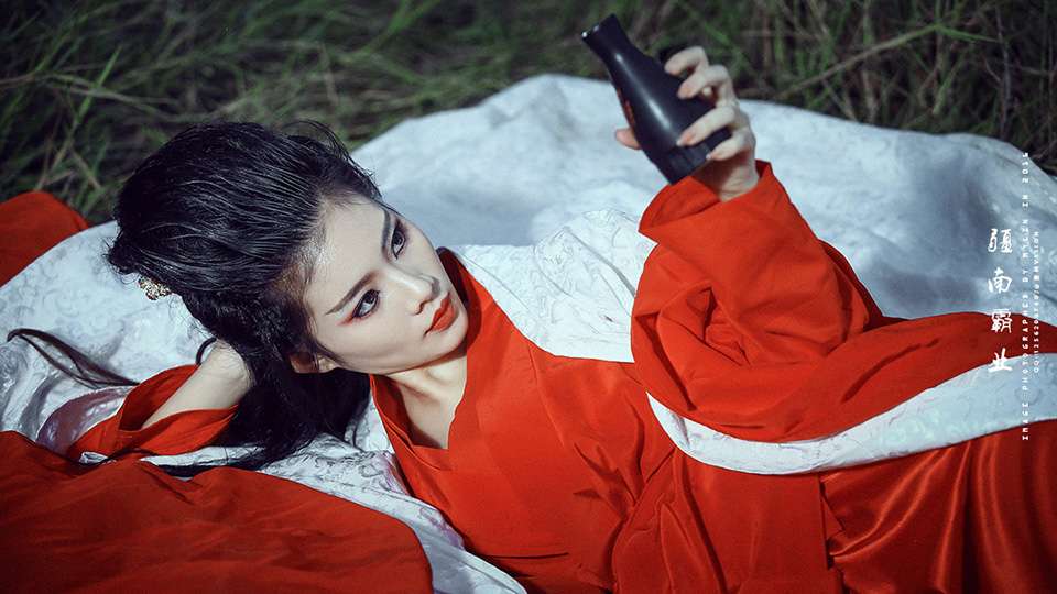 气质美女放荡不羁霸气高冷古装摄影写真