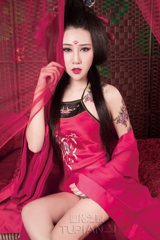 红颜少女裸露肚兜 香肩美女腿小性感