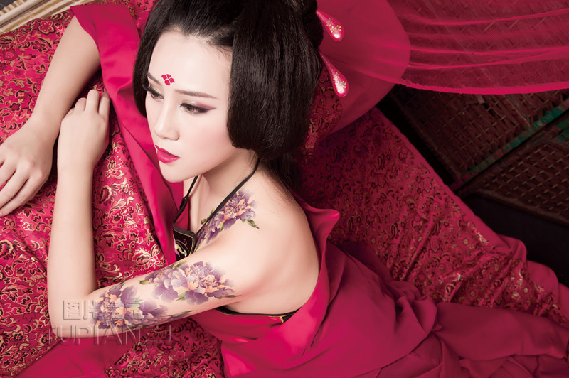 红颜少女裸露肚兜 香肩美女腿小性感