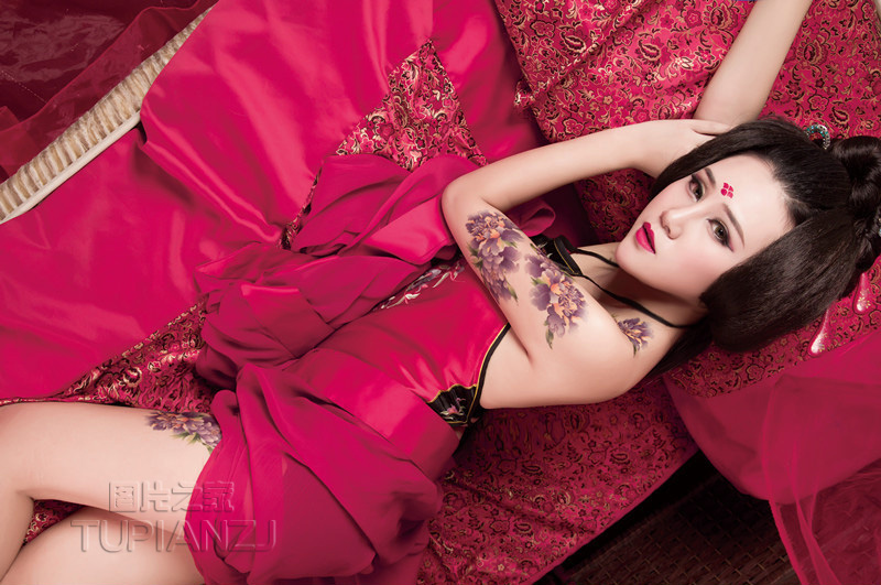 红颜少女裸露肚兜 香肩美女腿小性感