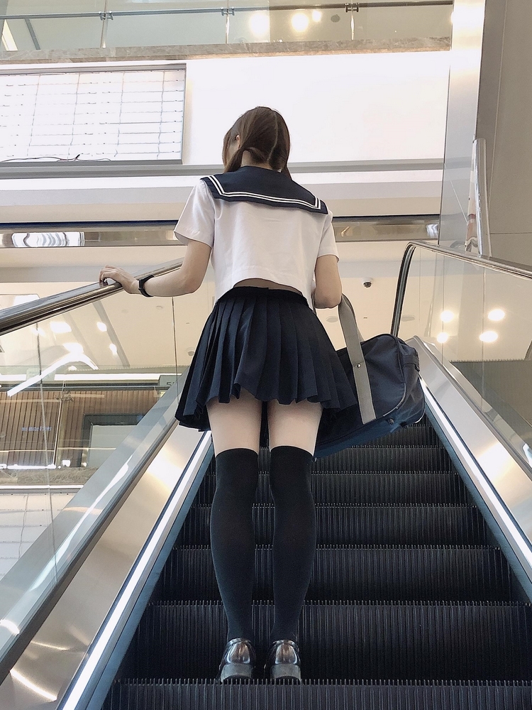 双马尾制服萌妹女孩黑丝美腿街拍养眼写真图片